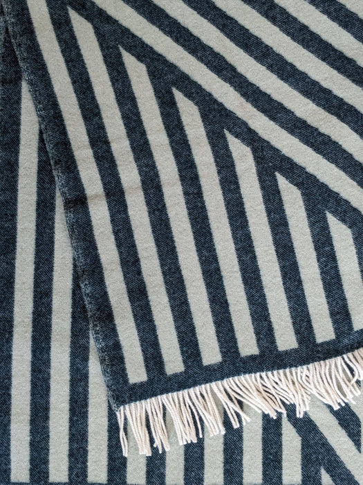 Wolldecke / Kuscheldecke FRANK petrol / sage