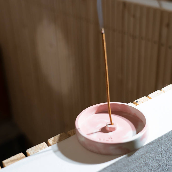 Marmorierter Räucherstäbchenhalter aus natürlichem Beton