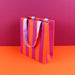 Ava & Yves Geschenktüte Stripes M Violett-Koralle-Flieder