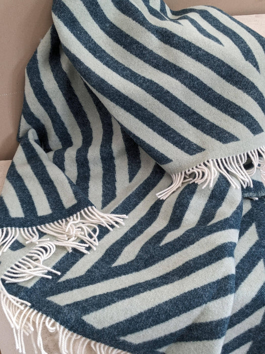 Wolldecke / Kuscheldecke FRANK petrol / sage