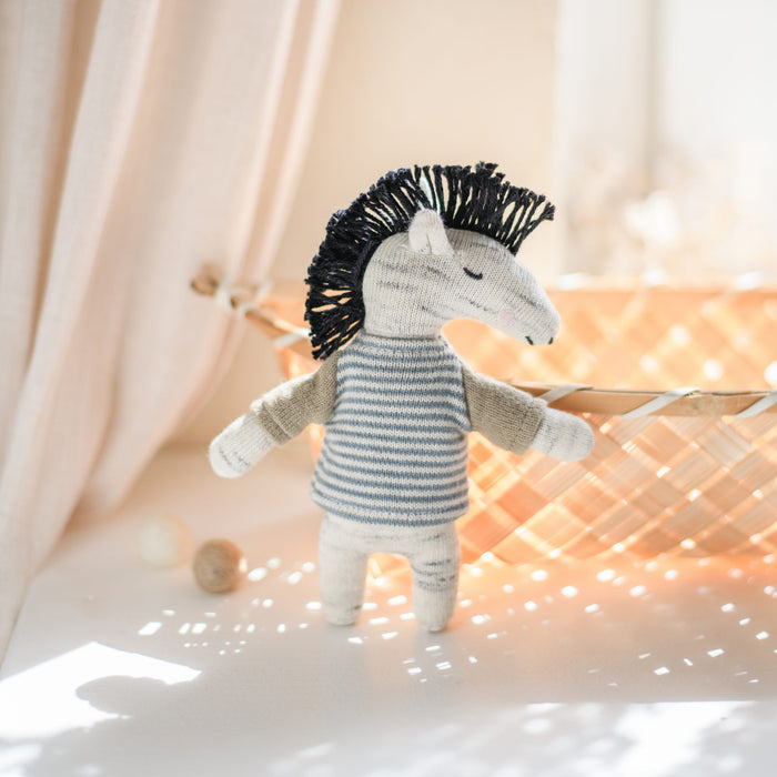 Ava & Yves Mini-Kuscheltier Pferd mit gestreiftem Shirt