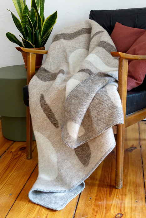 Wolldecke / Kuscheldecke pebbles limestone / earth / chalk