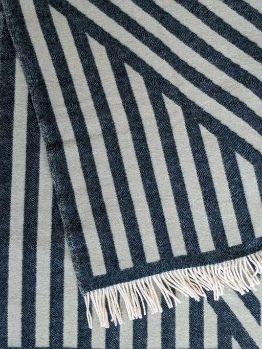 Coudre Berlin Wolldecke / Kuscheldecke - FRANK Petrol / Sage