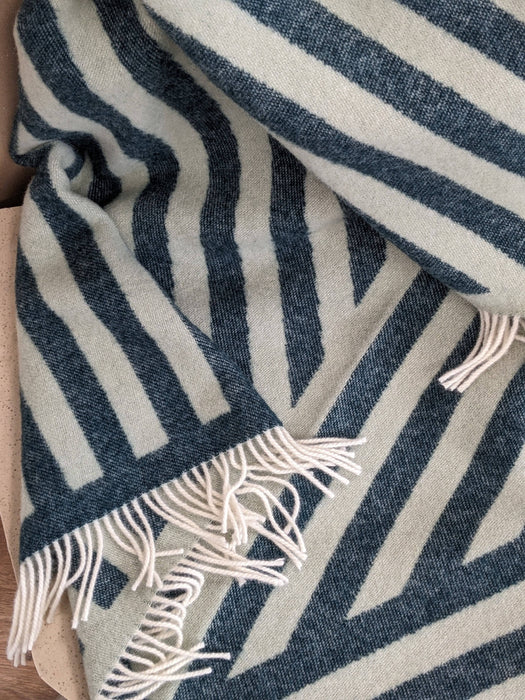 Coudre Berlin Wolldecke / Kuscheldecke - FRANK Petrol / Sage