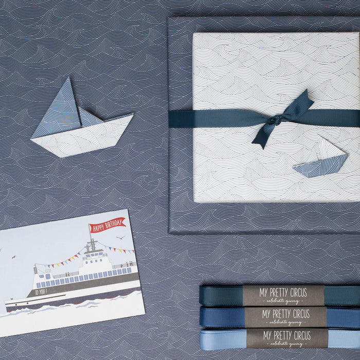 My Pretty Circus Geschenkpapier - Wellen Weiß/Blau