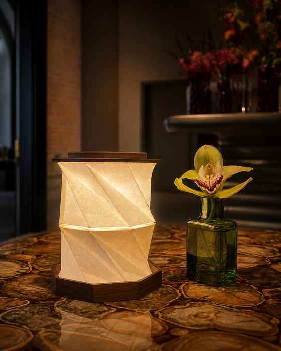NOMAD‑Serie | Tragbare Origami‑Lampe – Ein handgefaltetes Geschenk des Lichts: Walnuss (Massivholz)