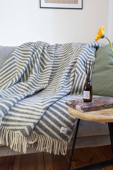 Wolldecke / Kuscheldecke leaves granite