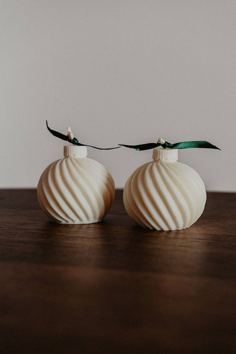 Spiralförmige Weihnachtskugelkerze